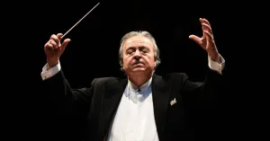 A teatro | Milano, Teatro del Verme - “IN ANTEPRIMA” CON I POMERIGGI MUSICALI: PROVA GENERALE DEL CONCERTO DIRETTO DA DONATO RENZETTI CON IL VIOLINISTA GIUSEPPE GIBBONI - 6/13 anni - Immagine: 1