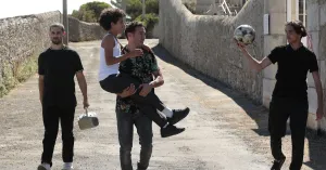 UNA VOCE FUORI DAL CORO - Immagine: 3