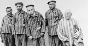 A scuola - ERO BUONO PER LA CHIMICA. DELLE VITE IN_DEGNE DI ESSERE VISSUTE - 14/16 anni - Immagine: 1